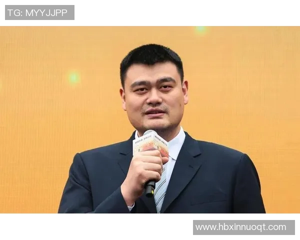 姚明照片反差揭示巨人背后的温柔与坚韧之美