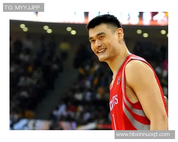 姚明手照片展现巨人风范与运动员的力量之美