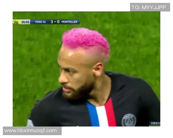 绿色头发的足球明星女生展现独特魅力与风采的精彩瞬间