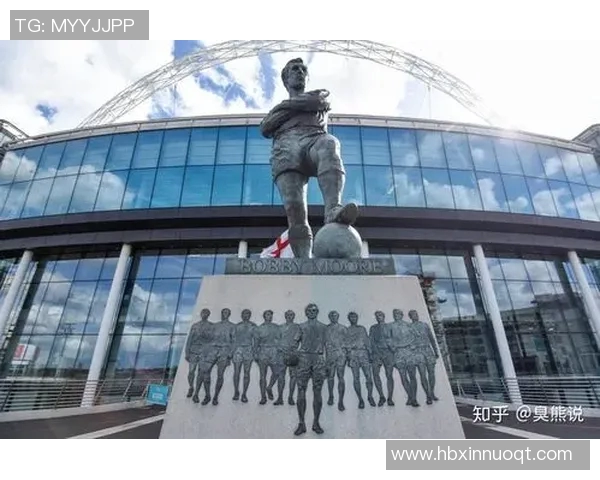 公园内足球明星雕塑的艺术魅力与运动精神展现