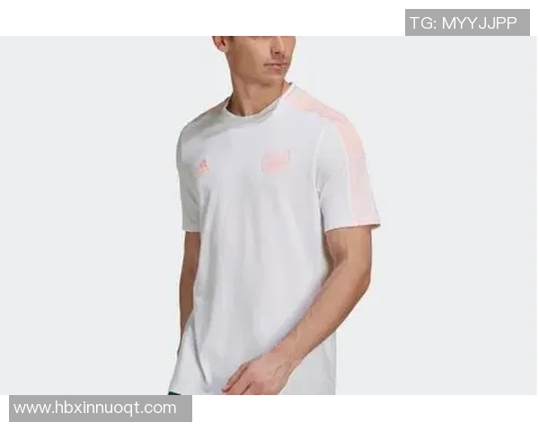 足球明星修身T恤展现运动魅力与时尚风范的完美结合